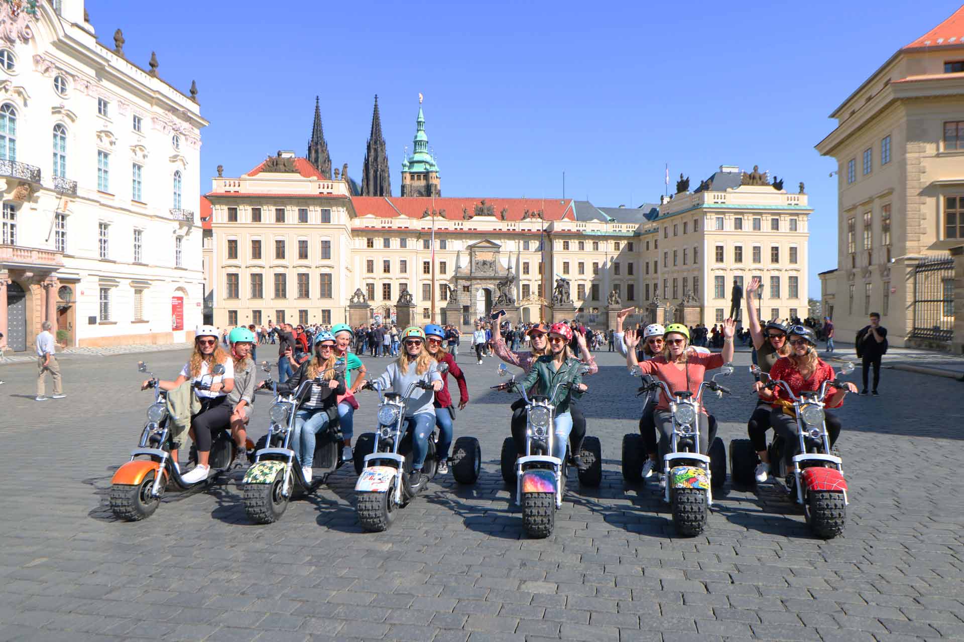 Adventure Trike Gruppe vor der Prager Burg
