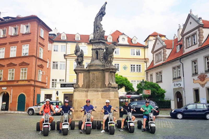 Gruppe von Fahrern auf Adventure Trikes posiert am Maltézské náměstí in der Prager Kleinseite