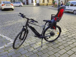 Silla para bebé disponible en bicicleta eléctrica en Praga